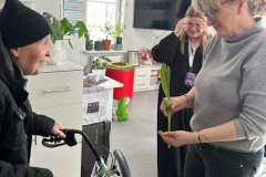 Wręczenie tulipanów z okazji Dnia Kobiet na „Kalinie”