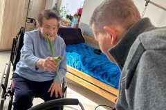 Wręczenie tulipanów z okazji Dnia Kobiet na „Kalinie”