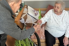 Wręczenie tulipanów z okazji Dnia Kobiet na „Kalinie”