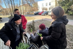 Wręczenie tulipanów z okazji Dnia Kobiet na „Kalinie”