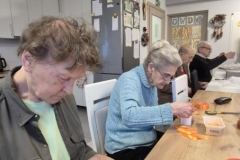 Wspólne przygotowywanie świątecznych dekoracji