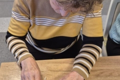 Wspólne przygotowywanie świątecznych dekoracji