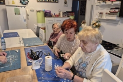 Wspólne przygotowywanie świątecznych dekoracji