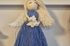 Wspólne przygotowywanie świątecznych dekoracji