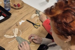 Wspólne przygotowywanie świątecznych dekoracji