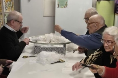 Wspólne przygotowywanie świątecznych dekoracji