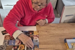 Wspólne przygotowywanie świątecznych dekoracji