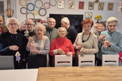 Wspólne przygotowywanie świątecznych dekoracji