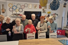 Wspólne przygotowywanie świątecznych dekoracji