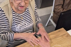 Wspólne przygotowywanie świątecznych dekoracji