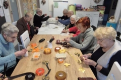 Wspólne przygotowywanie świątecznych dekoracji